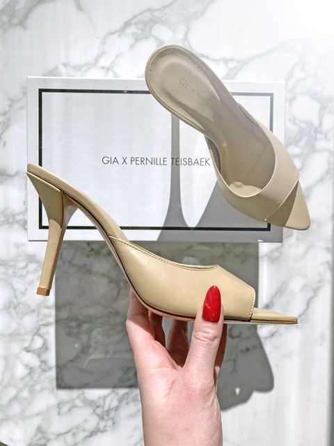 GIA BORGHINI - Beżowe klapki Gia Borghini x Pernille Teisbaek - zdjęcie produktu nr 2