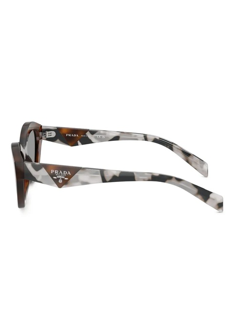 Prada Eyewear logo-detail cat-eye sunglasses - Brown - zdjęcie produktu nr 2