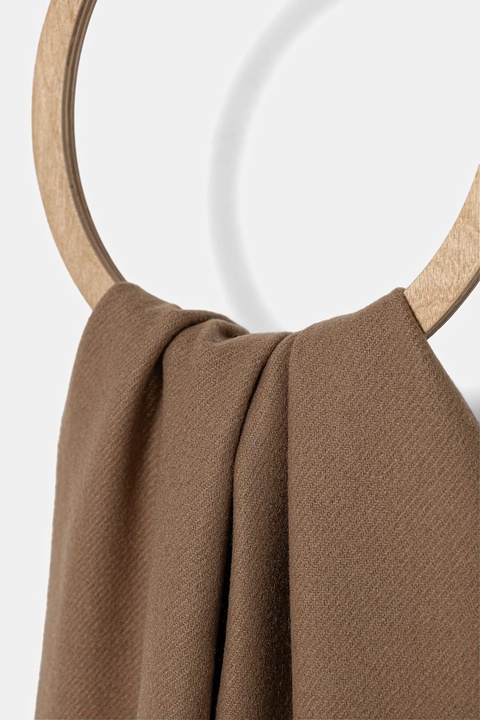 Moschino szalik wełniany kolor brązowy z aplikacją M3330 30835 - zdjęcie produktu nr 2