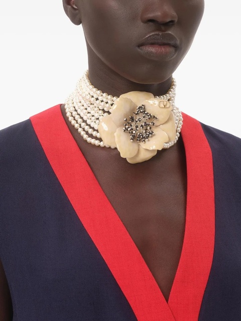 Valentino Garavani FLEUR LUMINEUSE NECKLACE IN METAL, ENAMEL, PEARLS AND FABRIC - Neutrals - zdjęcie produktu nr 2