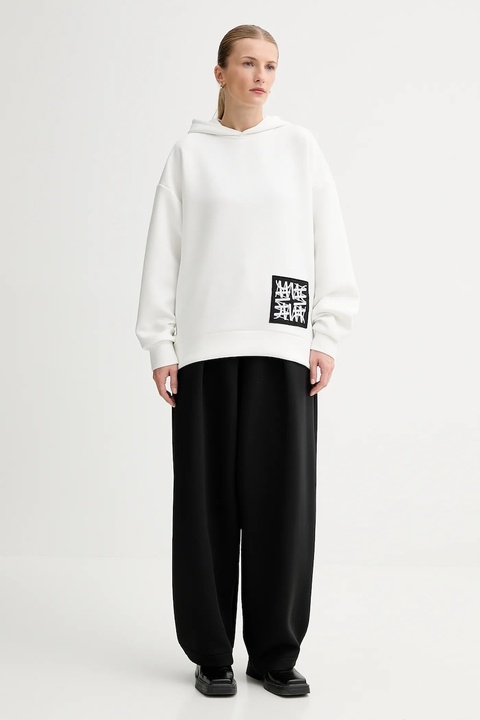MMC STUDIO bluza damska kolor biały z kapturem z aplikacją VERITE.HOODIE - zdjęcie produktu nr 2