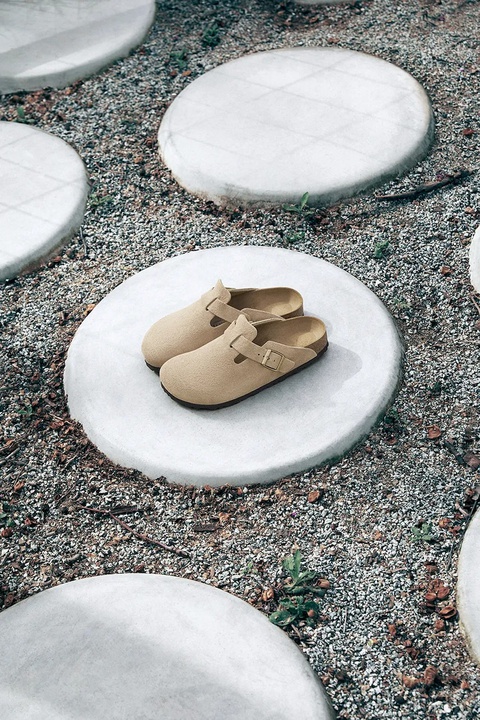 Birkenstock klapki zamszowe Boston damskie kolor beżowy 1030883 - zdjęcie produktu nr 2