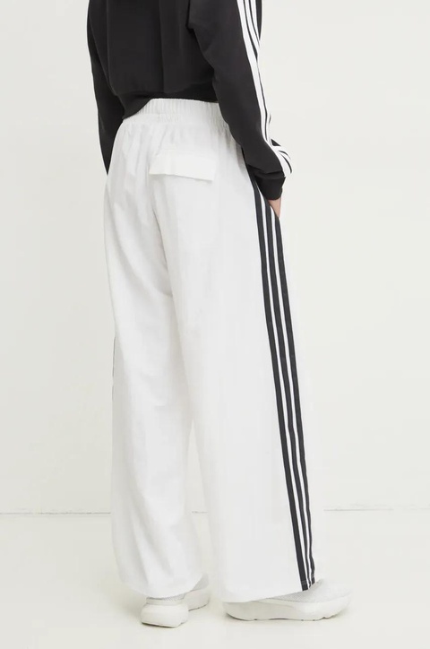 adidas spodnie dresowe Essentials kolor beżowy z aplikacją JE1307 - zdjęcie produktu nr 2