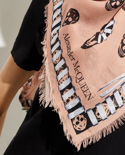 ALEXANDER MCQUEEN - Różowy szalik z czaszkami - zdjęcie produktu nr 1