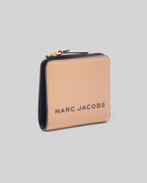 THE MARC JACOBS - Brązowy portfel Bold Mini Compact - zdjęcie produktu nr 1