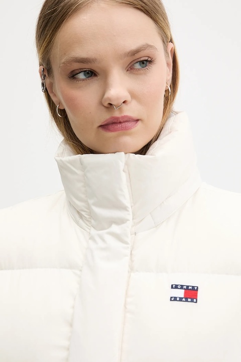 Tommy Jeans bezrękawnik puchowy kolor beżowy zimowy DW0DW21627 - zdjęcie produktu nr 2