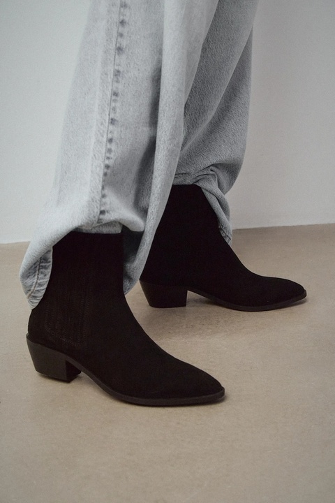 Medicine botki zamszowe kolor czarny na słupku - zdjęcie produktu nr 1