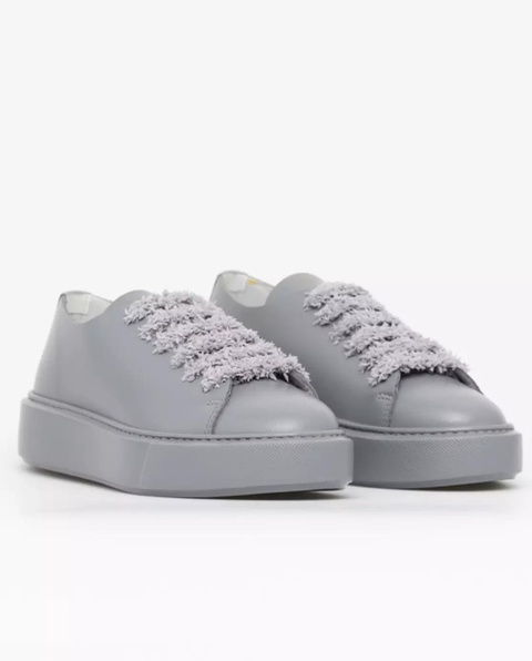 VANDA NOVAK - Szare sneakersy ze skóry Grace - zdjęcie produktu nr 2