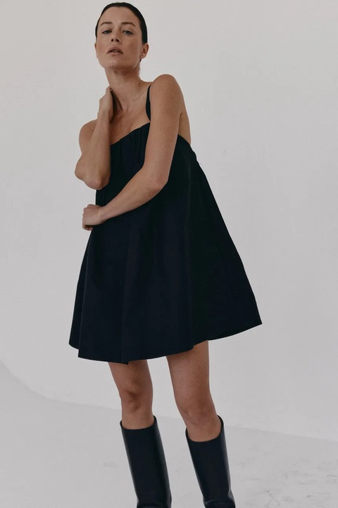MUUV. sukienka JELLE kolor czarny mini oversize - zdjęcie produktu nr 1