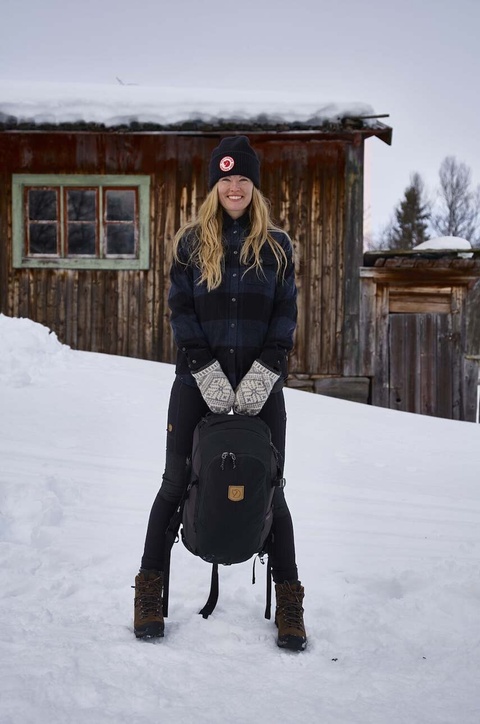 Fjallraven czapka wełniana 1965 Logo kolor czarny z grubej dzianiny wełniana - zdjęcie produktu nr 2