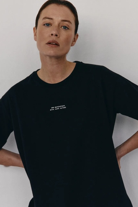MUUV. t-shirt bawełniany SAD GENERATION WITH HAPPY PICTURES damski kolor czarny - zdjęcie produktu nr 2