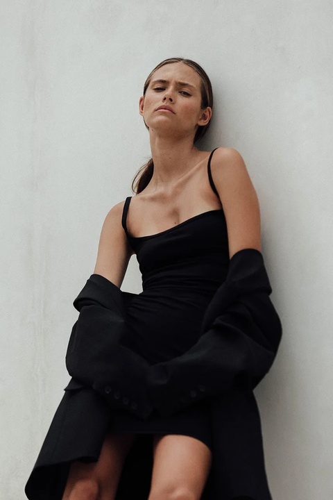 MUUV. sukienka YANG kolor czarny mini dopasowana - zdjęcie produktu nr 2