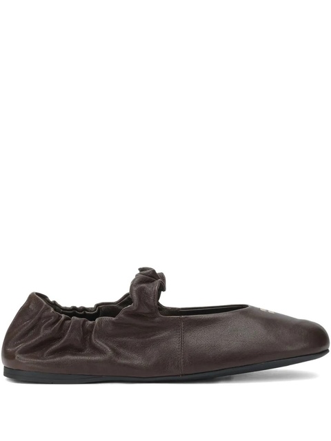 Miu Miu logo-stamp gathered ballet flats - Brown - zdjęcie produktu nr 1