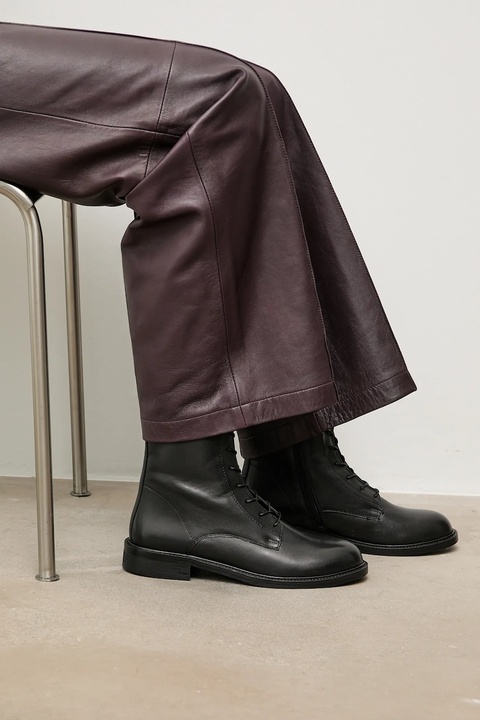 Answear.LAB botki skórzane kolor czarny na płaskim obcasie - zdjęcie produktu nr 1