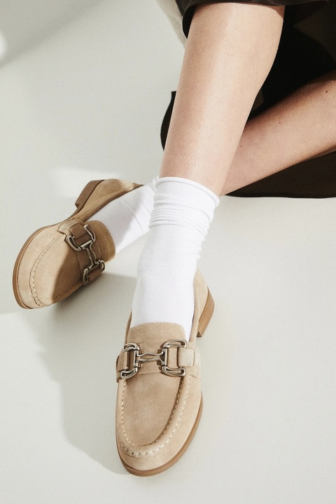 Medicine mokasyny zamszowe damskie kolor beżowy na płaskim obcasie - zdjęcie produktu nr 1