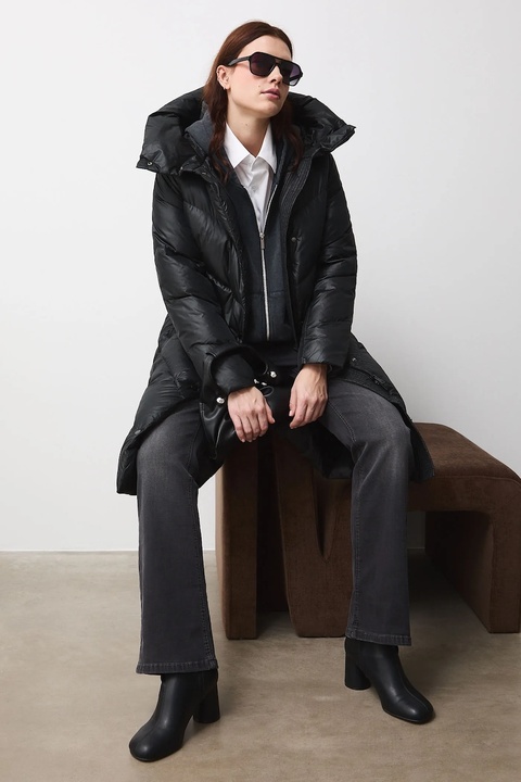 Medicine płaszcz puchowy damski kolor czarny zimowy - zdjęcie produktu nr 1