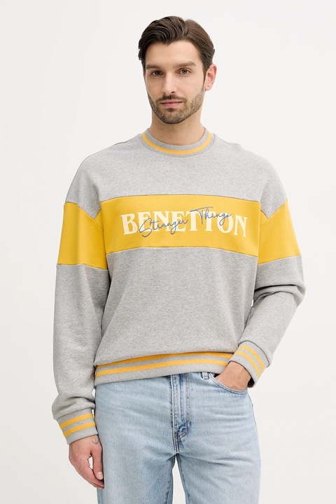 United Colors of Benetton bluza bawełniana x Stranger Things kolor szary z nadrukiem 342ZU10BA - zdjęcie produktu nr 1