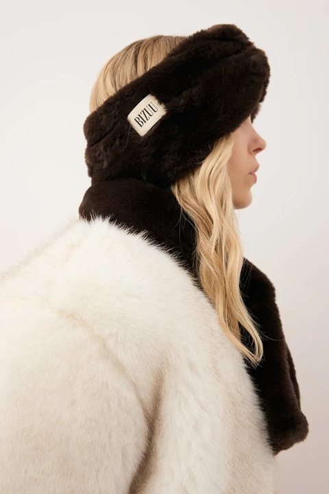 Bizuu szalik FLUFFY damski kolor brązowy gładki FLUFFY BRĄZOWY - zdjęcie produktu nr 2