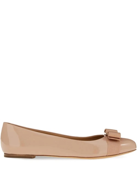 Ferragamo Varina patent bow-detail ballet flats - Neutrals - zdjęcie produktu nr 1