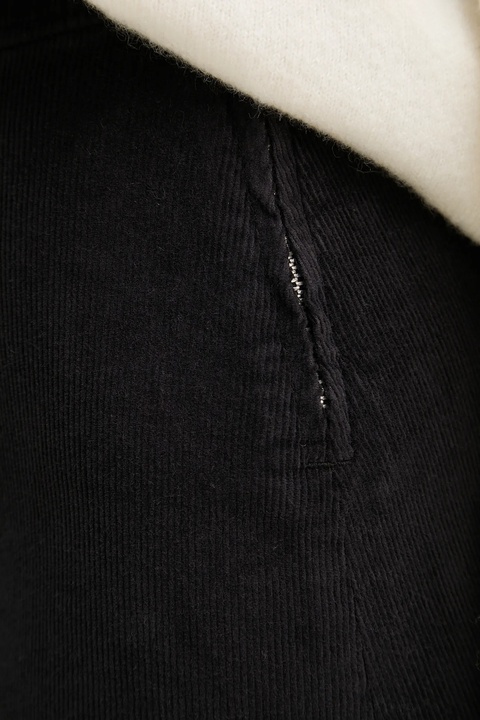 United Colors of Benetton spódnica sztruksowa kolor czarny mini prosta 41ULD005B - zdjęcie produktu nr 2