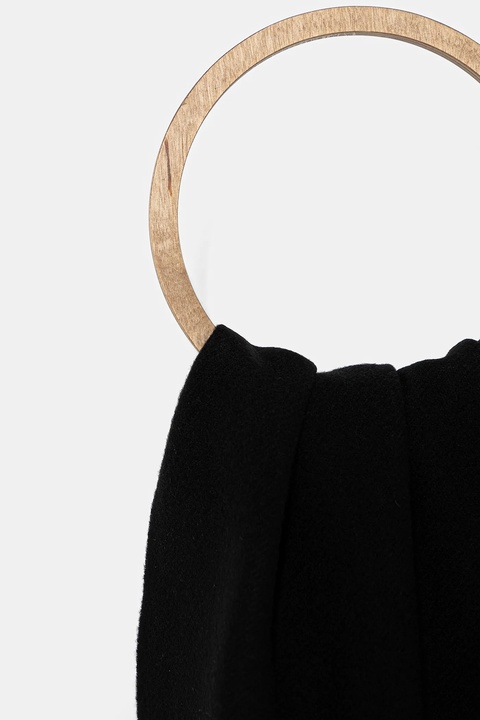 Moschino szalik wełniany kolor czarny z aplikacją M3330 30835 - zdjęcie produktu nr 2