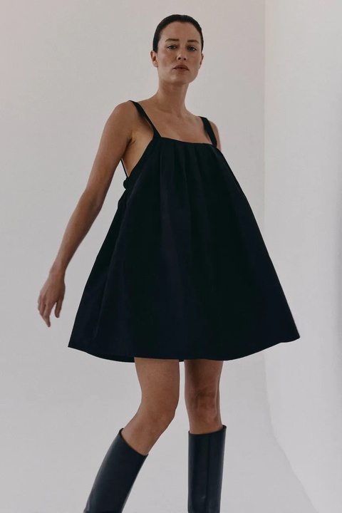 MUUV. sukienka JELLE kolor czarny mini oversize - zdjęcie produktu nr 2